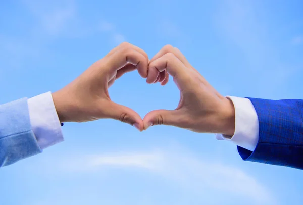 Conceito de símbolo de amor. gesto coração mão forma forma usando os dedos. Mãos juntas em forma de coração fundo céu azul. Mãos masculinas em forma de coração gesto símbolo de amor e romance — Fotografia de Stock