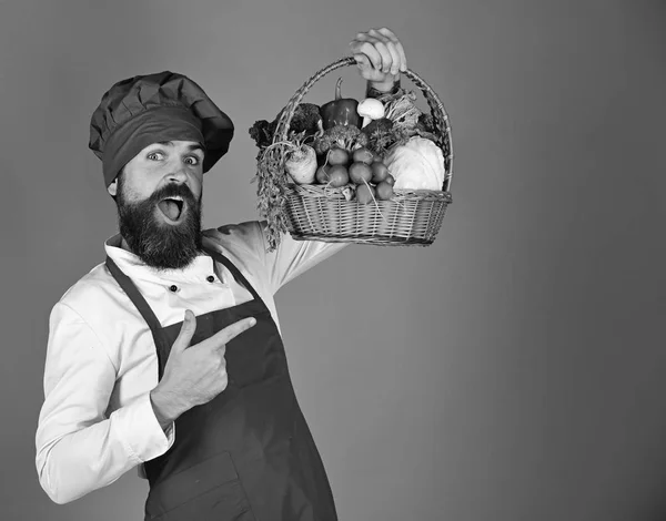 Кухар з щасливим обличчям в бордових однорідних точках на овочах — стокове фото