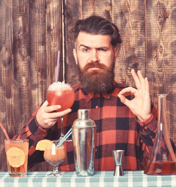 Człowiek z stylowe wąsy i długą brodę do picia — Zdjęcie stockowe