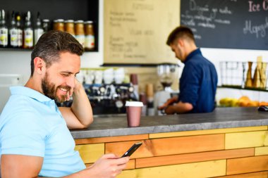 Adam mesaj kafe barista arka plan okuma mobil. Beklerken kahve içmek. Onay iletisi. Adam akıllı telefon sipariş kafede kahve. Kahve molası kavramı. Kahve meşgul insanlar için seçenek götürün