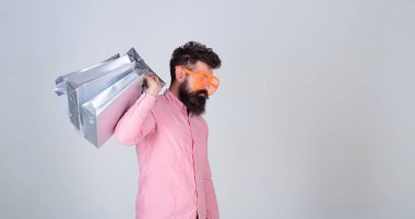 Adam tutun alışveriş torbaları sakallı. Alışveriş aptal para harcıyorsun. Aptalca şeyler para ile yapmak. Nasıl ihtiyacın yok şeyler almayı durdurmak için. Alışveriş ile takıntılı. Bağımlısı tüketici kavramı