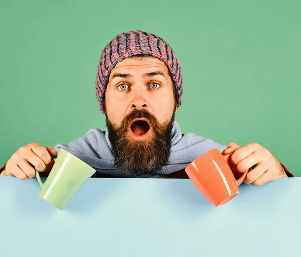 Hipster con barba y cara sorprendida tiene café. Hora del desayuno —  Fotos de Stock