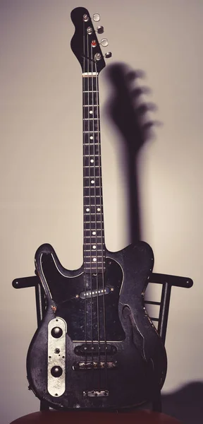 Музичний інструмент з чотирма струнами для відтворення металу або джазу — стокове фото
