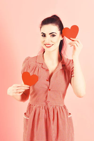 Relações e conceito de amor. Menina com sonhos rosto sorridente sobre relações românticas — Fotografia de Stock