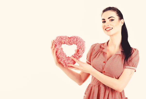 Le coeur et l'amour sont comblés. Fille avec maquillage tient coeur rose, symbole de la Saint-Valentin — Photo