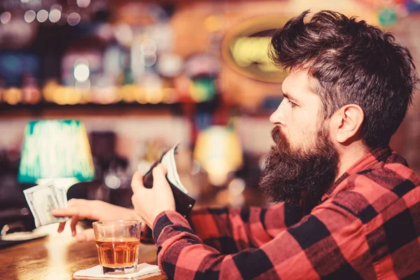 Depressie en alcoholisme concept. Kerel besteden vrije tijd in de bar, — Stockfoto