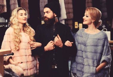 Mağazadaki arkadaşlar: Pahalı paltolu bayanlar ve baylar.