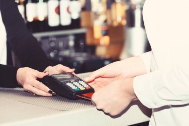 Kredi kartı ile ödeme ve elektronik banka kavramı.