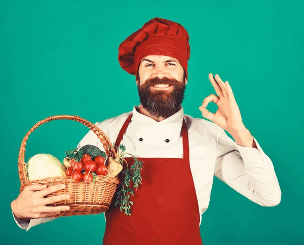Concept de régime végétarien. Chef tient chou, radis, brocoli et carotte — Photo