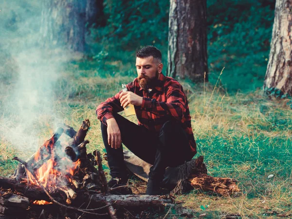 Man traveling camping in nature. Handsome macho with beer — Stock Photo, Image