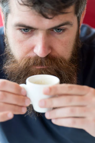 Бородатый парень любит аромат свежего эспрессо. Парень расслабляется с кофе эспрессо. Концепция кофе-брейка Хипстер пьет кофе вблизи. Перезарядку кофеина. Человек с бородой, усами и чашкой кофе — стоковое фото
