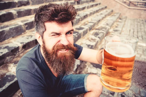 Kutlama kavramı. Sakal ve bıyık tutan cam defocused taş merdivenle oturur iken bira ile olan adam. Fıçı bira ile dinlenme adam. Hipster neşeli kırpan yüz içecekler bira açık — Stok fotoğraf