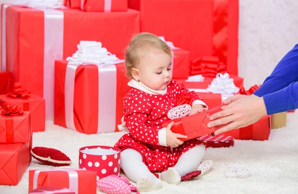 Bebé primera Navidad una vez en el evento de la vida. Pequeño juego del bebé cerca de la pila de cajas de regalo rojas envueltas. Regalos para la primera Navidad del niño. Mi primera Navidad. Compartir la alegría de la primera Navidad del bebé con la familia —  Fotos de Stock
