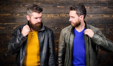 Yakışıklı, şık ve havalı. Acımasız deri kıyafetlerden emin ol. Vahşi adamlar deri ceket giyer. Deri erkek giyim. Siyah deri ceketli, vahşi sakallı bir hippi.