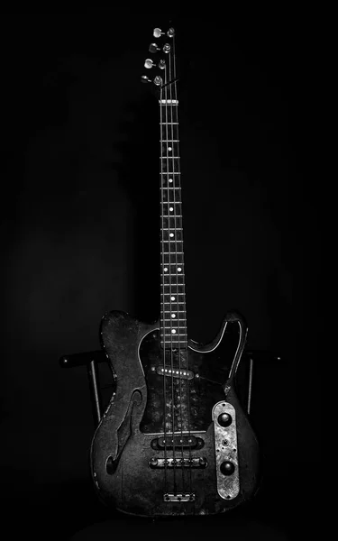 Müzik ve hard rock kavramı. Gitar derin siyah renkli — Stok fotoğraf