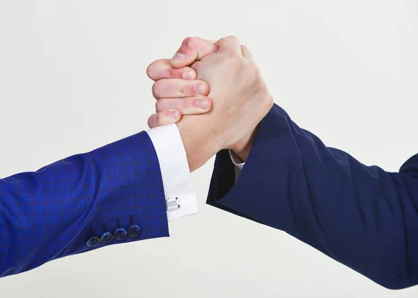 Ofertę handlową partnerstwa. Udanych transakcji handshake białe tło. Drżenie rąk na spotkaniu. Gest przyjazny uścisk dłoni. Uścisk dłoni po podpisaniu umowy zyskiem. Koncepcja gest uścisk dłoni — Zdjęcie stockowe