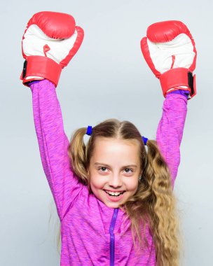 Başarılı lider beceri. Spor yetiştirme. Kız beyaz arka plan üzerinde poz kırmızı eldivenli sevimli çocuk. Lider yetiştirme. Güçlü çocuk boks. Spor ve sağlık kavramı. Boks spor erkek için