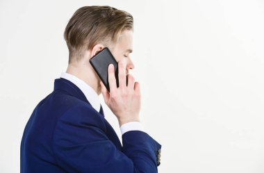 Teknik destek servisini arayın. İşadamı smartphone yakın tutun. Adam resmi elbise çağrısı destek hizmeti. Mobil telefon konuşma. Danışma ve yardım. İş arama kavramı. Telefon görüşmeleri