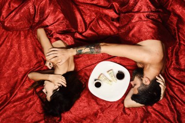 Sakallı adam yatakta hanımefendi göndermek omuz dokunur