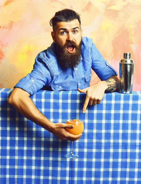 Brutal caucasian hipster holding tropical alcohol fresh cocktail — Stock Photo, Image