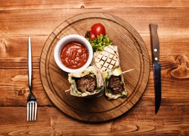 Domuz etli ya da tavuk dolması ve kırmızı biber soslu ekmek.