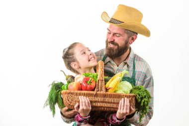 Aile çiftliği organik sebze. Adam çocukla rustik çiftçi sakallı. Çiftçi aile homegrown hasat. Baba ve kızı sepet hasat sebze tutun. Babam çiftçi olduğunu. Bahçe ve hasat