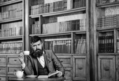 Rahatlatıcı ve kavram okuma. Hipster rahatlatıcı kitap ve çay ile