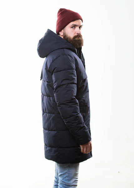 Snygg och bekväm. Hipster modern mode. Killen bär hatt och svart vinterjacka. Hipster stil herrkläder. Hipster outfit. Man bearded hipster poserar tryggt i varm svart jacka eller parka — Stockfoto