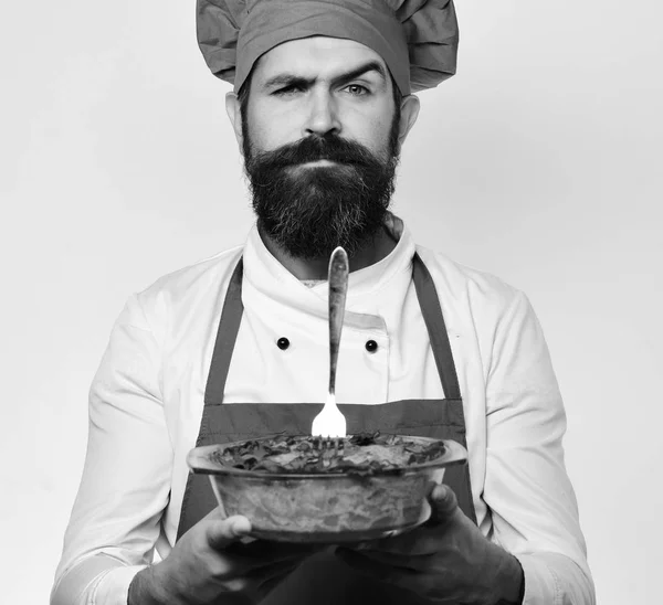 Homme barbu sur fond blanc. Cuisine et régime végétarien — Photo
