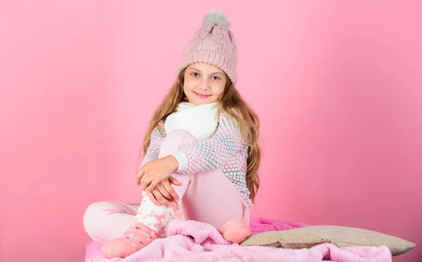 아이 긴 머리 따뜻한 모직 모자 따뜻한을 즐길 수 있습니다. 따뜻한 옷 개념입니다. 따뜻하고 편안 하 게 유지. 계속 됩니다 따뜻한 액세서리 편안한이 겨울. 아이 여자 착용 니트 모자 핑크 backgroun 휴식 — 스톡 사진