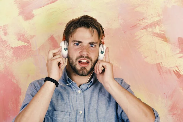Zenei életmód. Vidám tinédzser DJ hallgatás dalok keresztül fülhallgató. — Stock Fotó