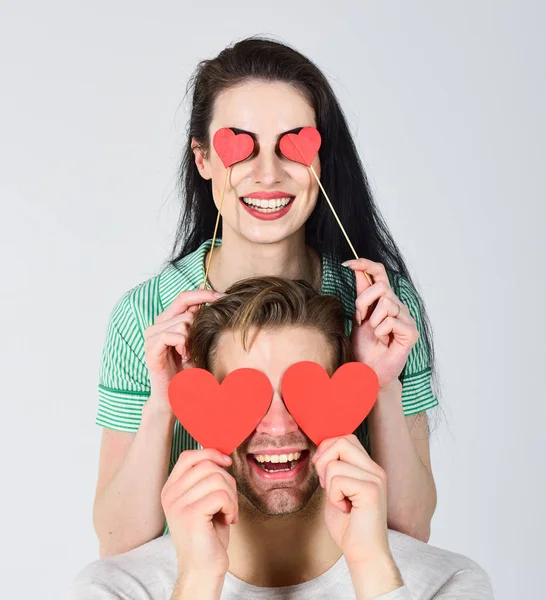 Valentinstag-Konzept. Verliebte Paare halten rote Herz-Valentinskarten aus Papier in der Hand. Mann und Mädchen verliebt. Valentinstag und Liebe. Romantische Ideen feiern den Valentinstag. Gemeinsam glücklich — Stockfoto