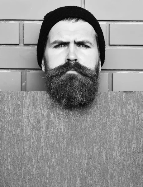 Baard brutale Kaukasische hipster met rood papier blad — Stockfoto