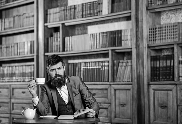 Χαλάρωση και ανάγνωση έννοιας. Hipster χαλαρωτικό με βιβλίο και φλιτζάνι τσάι — Φωτογραφία Αρχείου