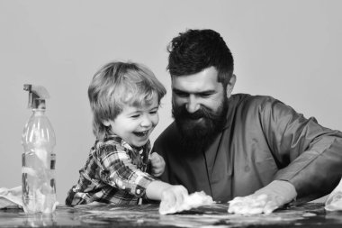 Şirin çocuk temizlik sünger ve köpük ile birlikte olan adam