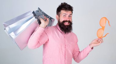 Alışveriş aptal para harcıyorsun. Aptalca şeyler para ile yapmak. Nasıl ihtiyacın yok şeyler almayı durdurmak için. Alışveriş ile takıntılı. Bağımlısı tüketici kavramı. Sakallı adam kaygısız tutun alışveriş torbaları