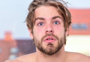 Güzellik programın. Sabah güzellik rutin kontrol listesi. Yakışıklı sakallı adam uyandı. Maço cazibesi güzelliği önemser. Gerekli güzellik rutini. Cilt bakımı ve bakımı