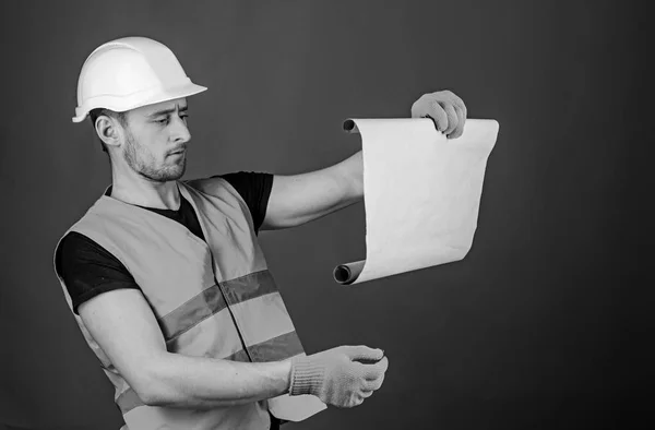 Concepto Arquitecto Hombre Con Casco Sombrero Duro Sostiene Plan Construcción — Foto de Stock