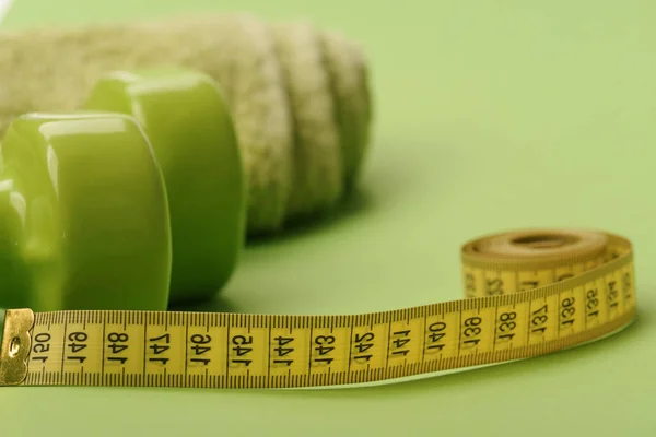 绿色、扭曲的度量衡带和毛巾的哑铃 — 图库照片