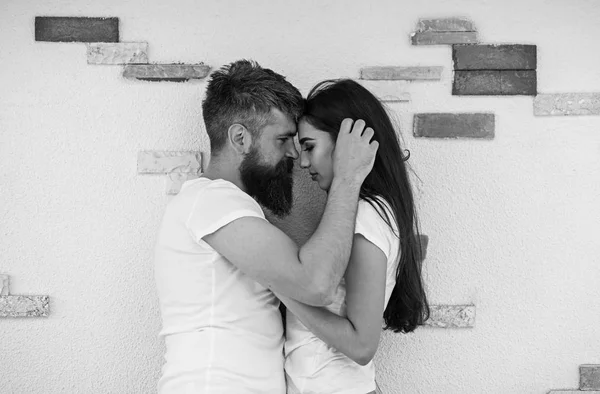 Couple amoureux profiter de l'autre date romantique. Homme barbu et fille câlins ou câlins. Un câlin tendre. Couple amoureux romantique date câlins en plein air fond de mur de lumière. Tellement bon de sentir votre étreinte — Photo