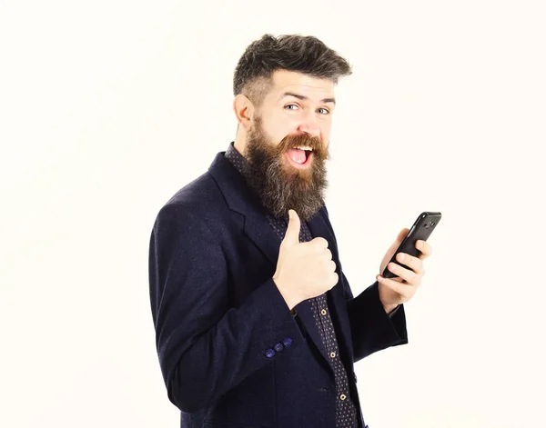 Hombre sonriente empresario está leyendo buenas noticias a través de móviles — Foto de Stock