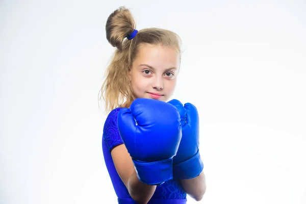 La educación deportiva. Crianza para el liderazgo y el ganador. Fuerte boxeo infantil. Concepto de deporte y salud. Deporte de boxeo femenino. Sé fuerte. Niña con guantes azules posando sobre fondo blanco —  Fotos de Stock