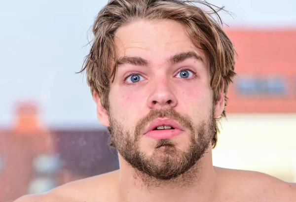 Güzellik programın. Sabah güzellik rutin kontrol listesi. Yakışıklı sakallı adam uyandı. Maço cazibesi güzelliği önemser. Gerekli güzellik rutini. Cilt bakımı ve bakımı