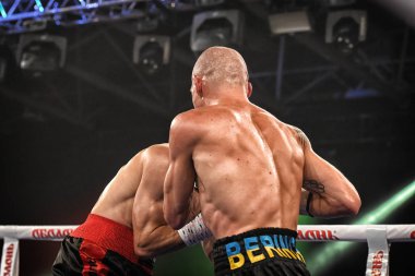 Kiev, Ukrayna - 16 Eylül 2017: Sparta boks Haritayı dahil altı sıralaması mücadele. Milli Güvenlik'Olimpiyskiy, Kiev, Ukrayna sıralaması için kavga sırasında halka boksörler Ismael Garcia ve Denys Berinchyk