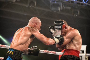 Kiev, Ukrayna - 16 Eylül 2017: Sparta boks Haritayı dahil altı sıralaması mücadele. Milli Güvenlik'Olimpiyskiy, Kiev, Ukrayna sıralaması için kavga sırasında halka boksörler Ismael Garcia ve Denys Berinchyk