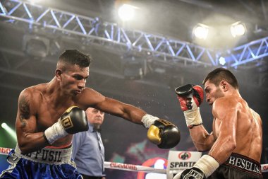 Kiev, Ukrayna - 16 Eylül 2017: Sparta boks Haritayı dahil altı sıralaması mücadele. Milli Güvenlik'Olimpiyskiy, Kiev, Ukrayna sıralaması için kavga sırasında halka tanımlanamayan bir boksörler