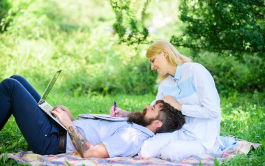 Aile şirketi rolleri. Denge serbest ve aile hayatı. Aile başarı ve yenilik kalıcı. Kaç aşk ya da aile içinde online iş iş. Çift iş laptop. İş sorumluluğu paylaşmak