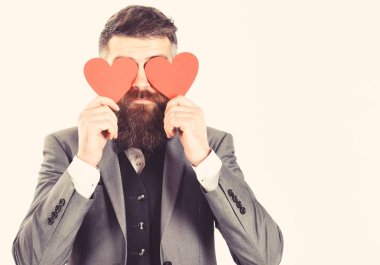 Sevgililer günü kartları. Uzun sakallı hippi kırmızı kalpler, Sevgililer kartları tutar