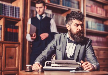 Adam sakal ve daktilo ile katı yüz çalışma