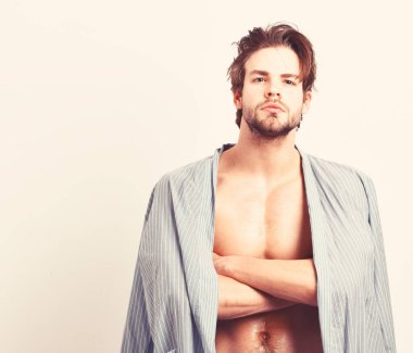 Maço çapraz kolları olan mavi bornoz içinde. Sabah kavramı.